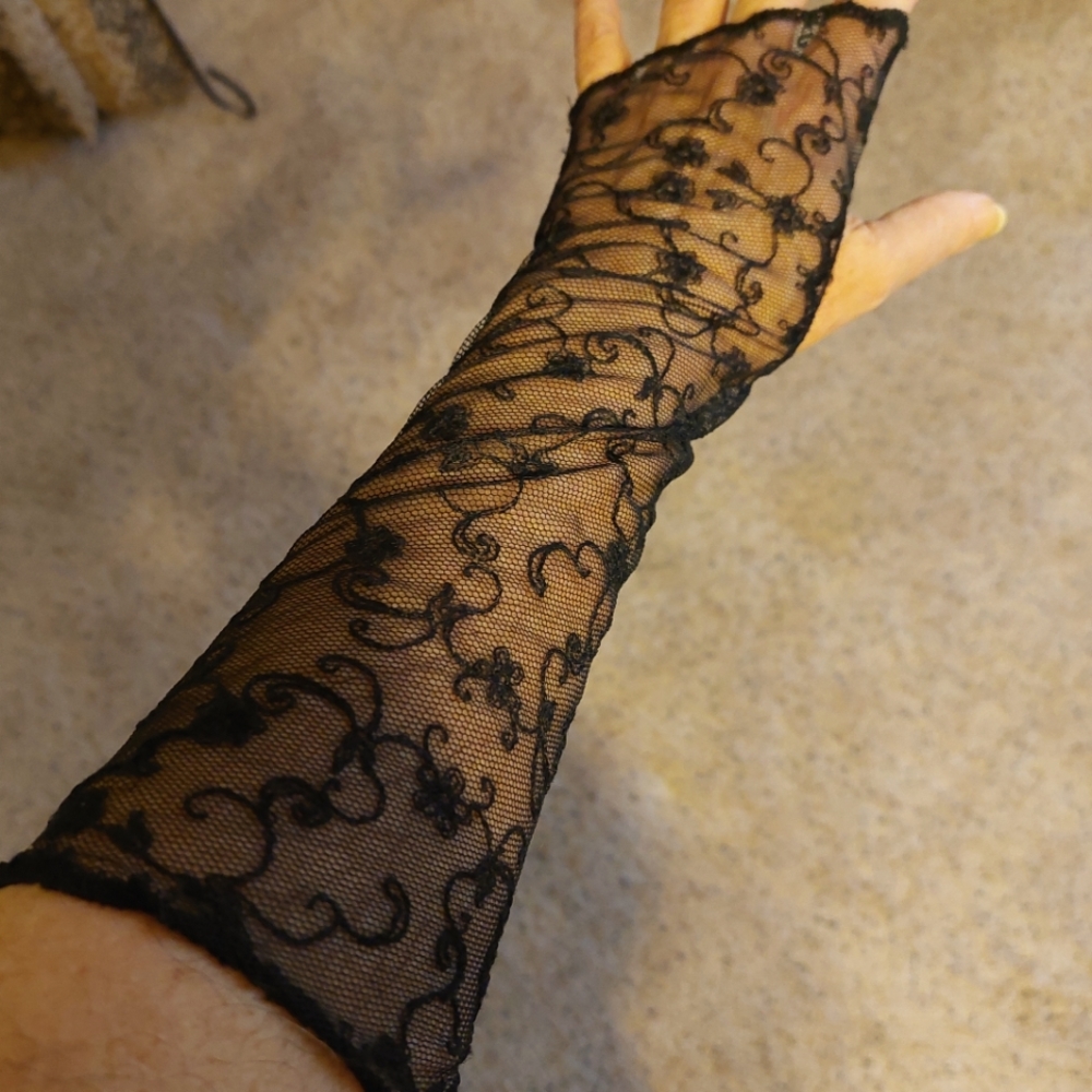 Ladies lacy glovlette